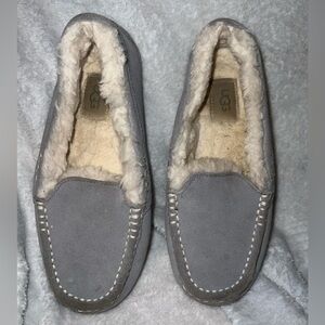 UGG woman slippers size 7 (read description)